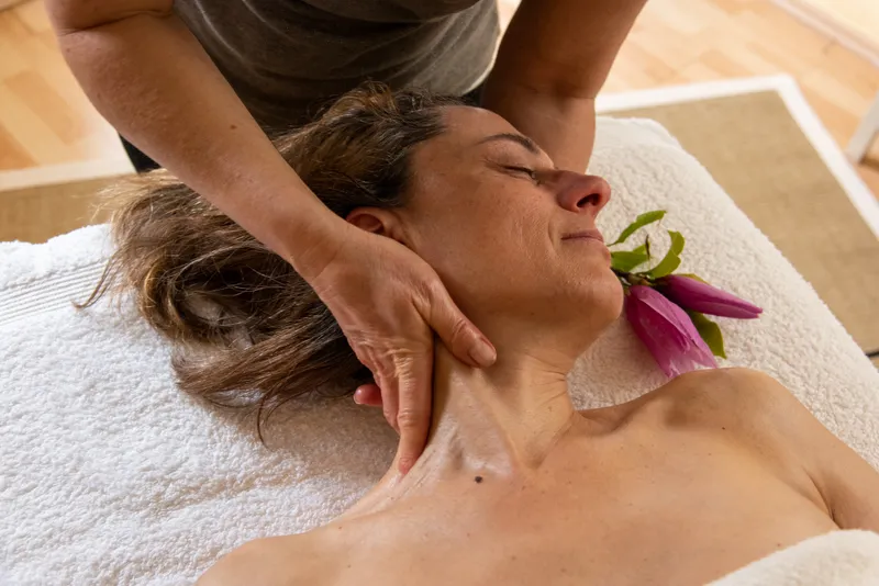 Wohltuende Entspannungsmassage für Nacken und Schultern.