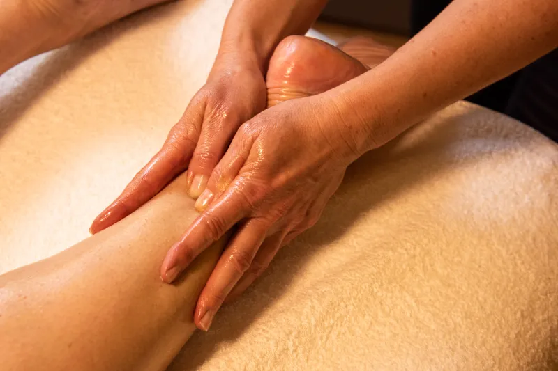 Nahaufnahme einer therapeutischen Beinmassage.