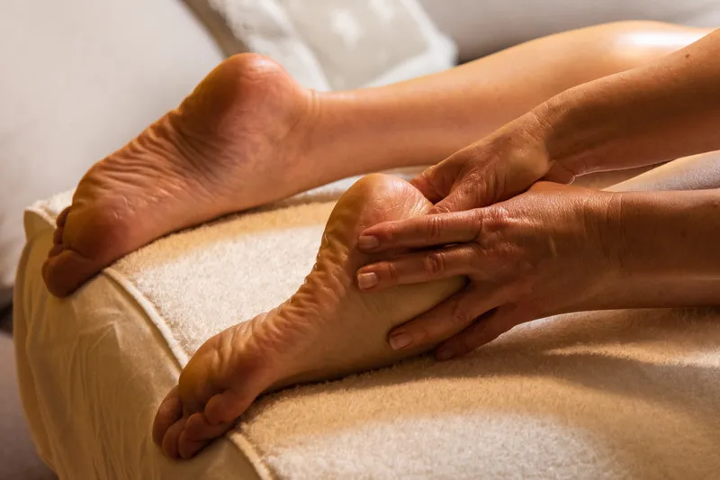 Nahaufnahme einer entspannenden Fußmassage.