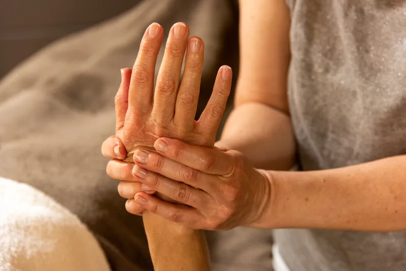 Detaillierte Handmassage zur Entspannung.