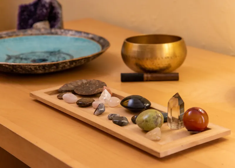 Energieheilungswerkzeuge im Salon.