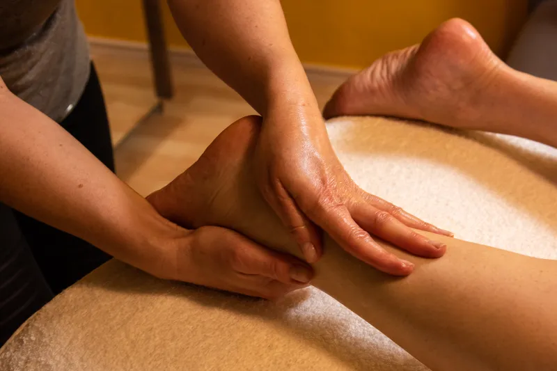 Fachmännische Fußmassage im Gange.