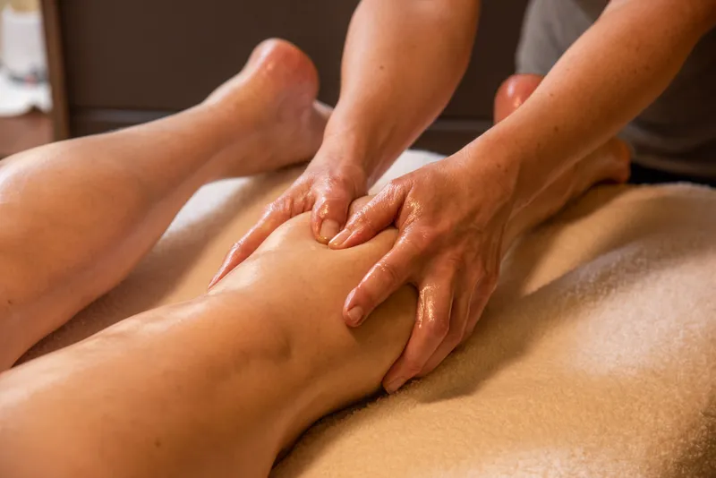 Gezielte Massage der Kniekehle und des Beins.