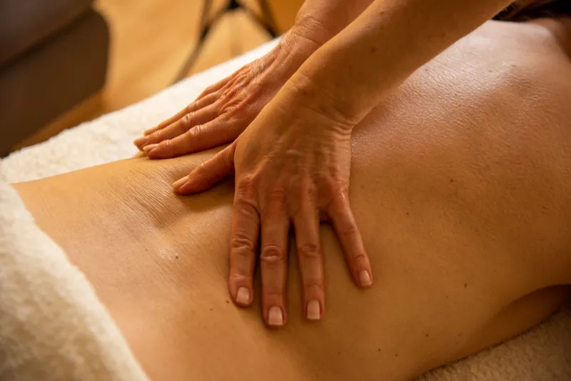 Sanfte schwedische Massage des unteren Rückens.