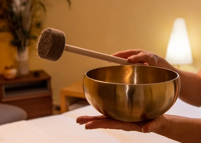 Halten einer tibetischen Klangschale.