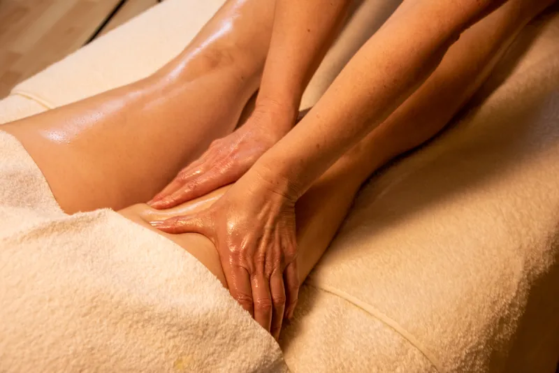 Belebende Massage für Oberschenkel und Gesäß.