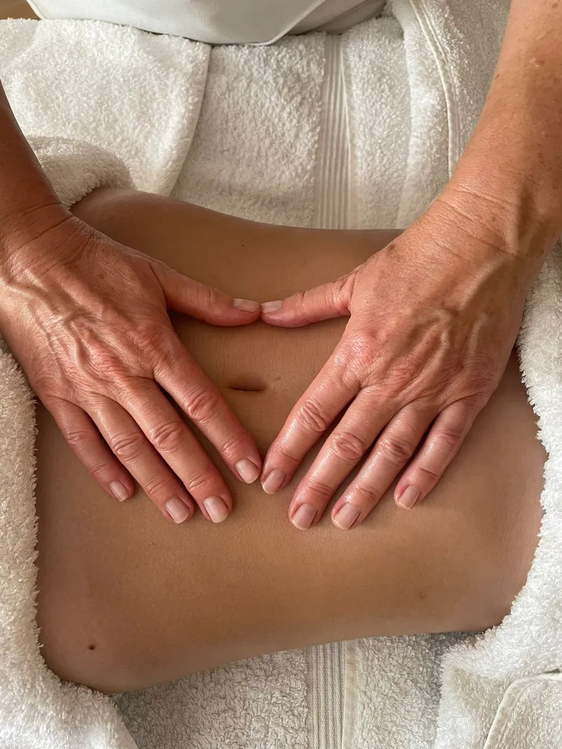 Taoistische Bauchmassage zur Entspannung der Organe.