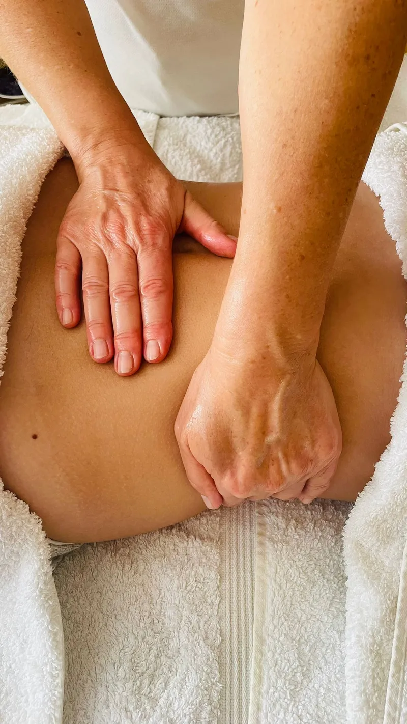 Energetische Bauchmassage, Hände in Herzform.