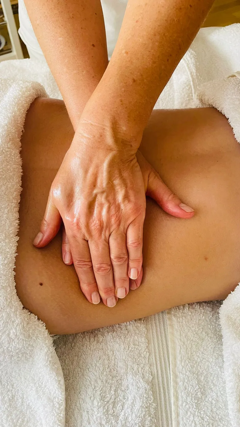 Tiefe Bauchmassage zur Lösung stagnierender Emotionen.