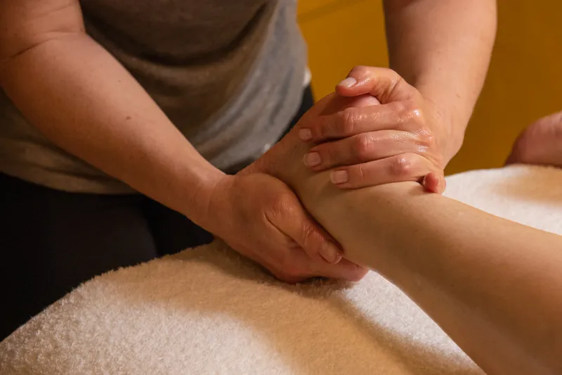 Nahaufnahme einer Fußreflexzonenmassage.