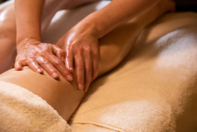 Entspannende Effleurage am Wadenmuskel.