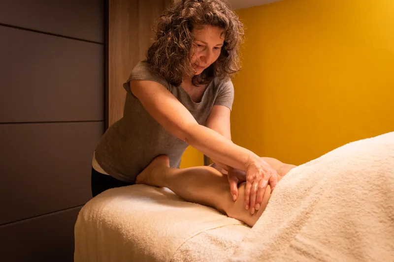 Linderung von Verspannungen durch Wadenmassage.