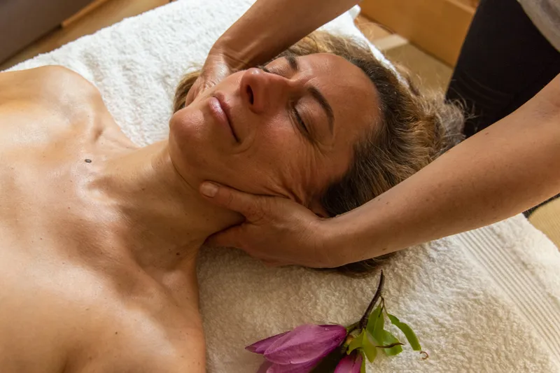 Wiederherstellende Nacken- und Kopfwiegenmassage.