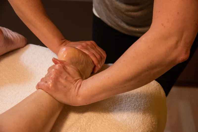 Revitalisierende Knöchel- und Fußmassage.