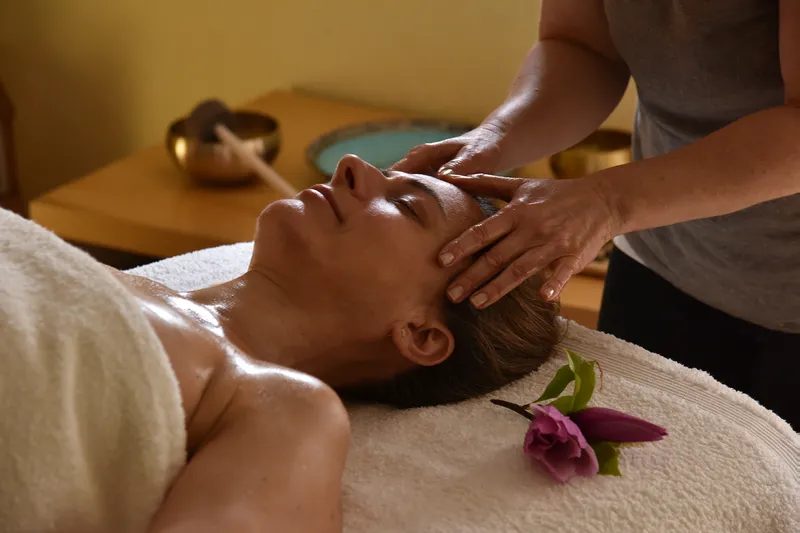 Sanfte Gesichts- und Schläfenmassage.