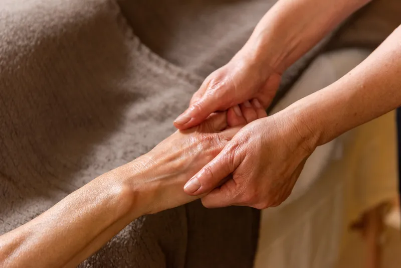 Beruhigende Hand- und Handgelenksmassage.