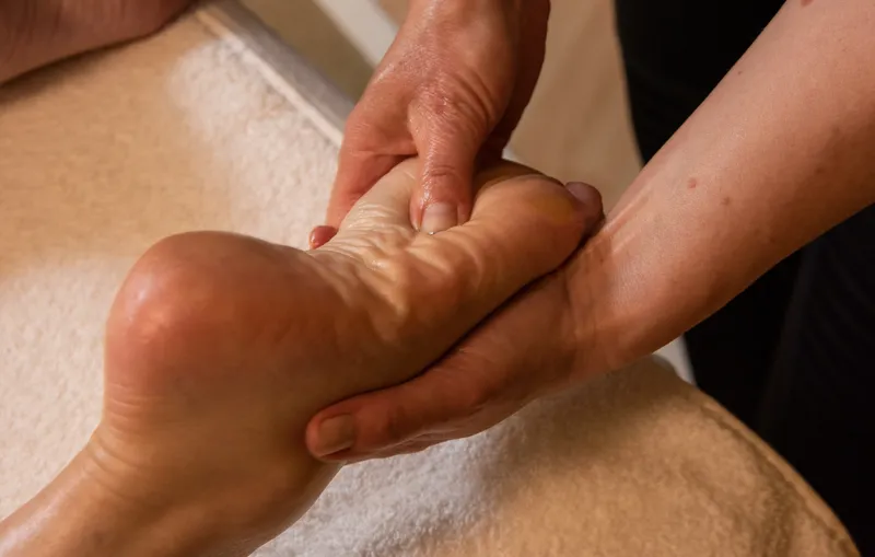 Gezielte Fußgewölbemassage-Therapie.