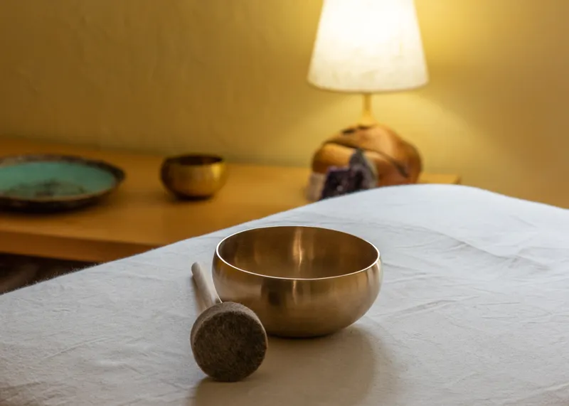 Ruhiger Massageraum mit Klangschale.