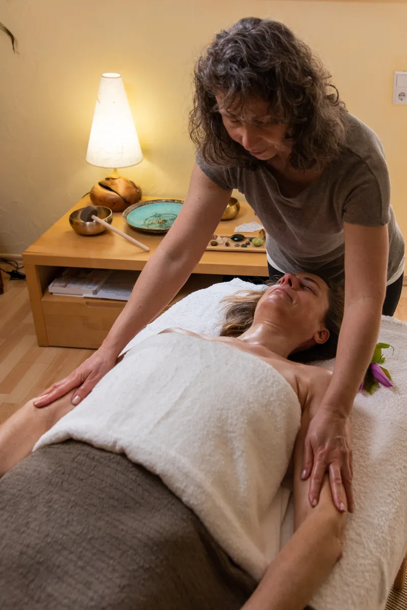 Massage zur Lockerung von Brust und Schultern.